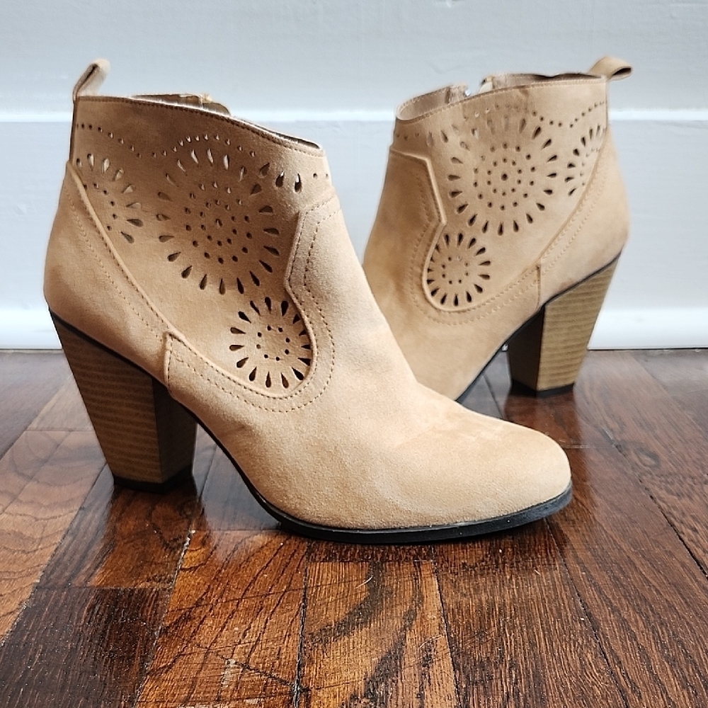 EUC Qupid Side Zip Tan Ankle Booties with Suede Cutout Design